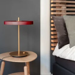 Umage Asteria bordlampe med USB, rød
